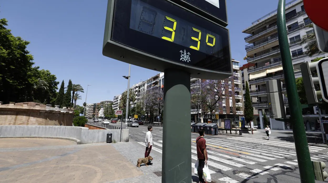 Un termómetro marcando más de treinta grados en Córdoba