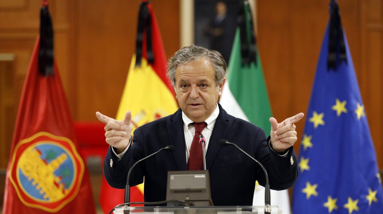 El tercer teniente alcalde de Córdoba, Salvador Fuentes, en la sala de plenos del Ayuntamiento de Córdoba