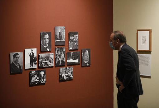 Fotografías de Ramón Gómez de la Serna en la exposición en la sala Vimcorsa de Córdoba