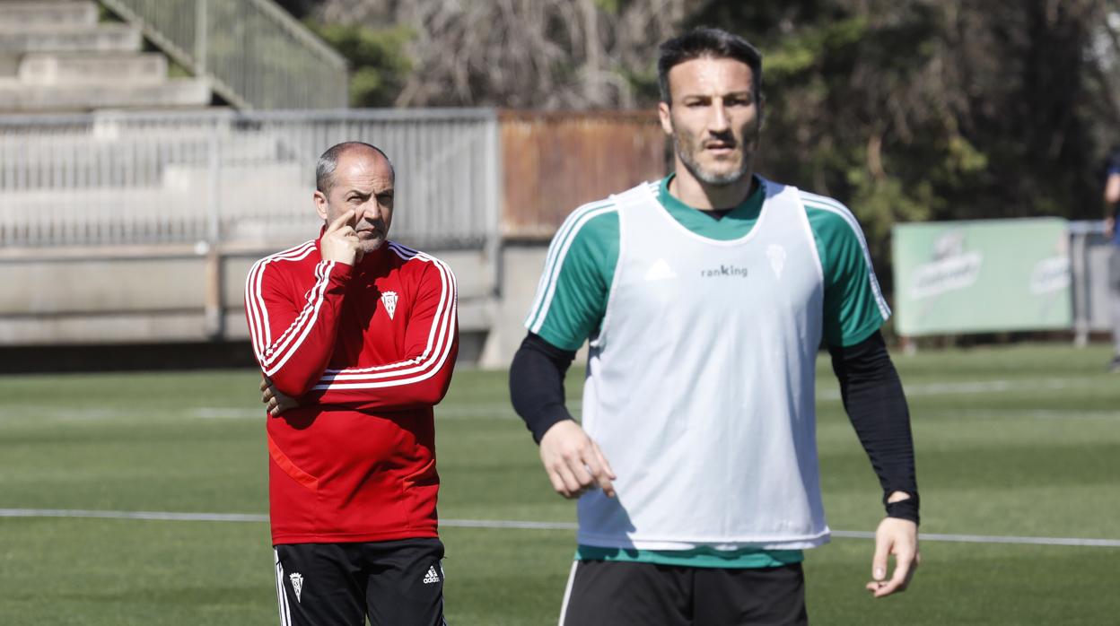 El delantero del Córdoba CF Federico Piovaccari, de 35 años, en un entreno junto a Juan Sabad