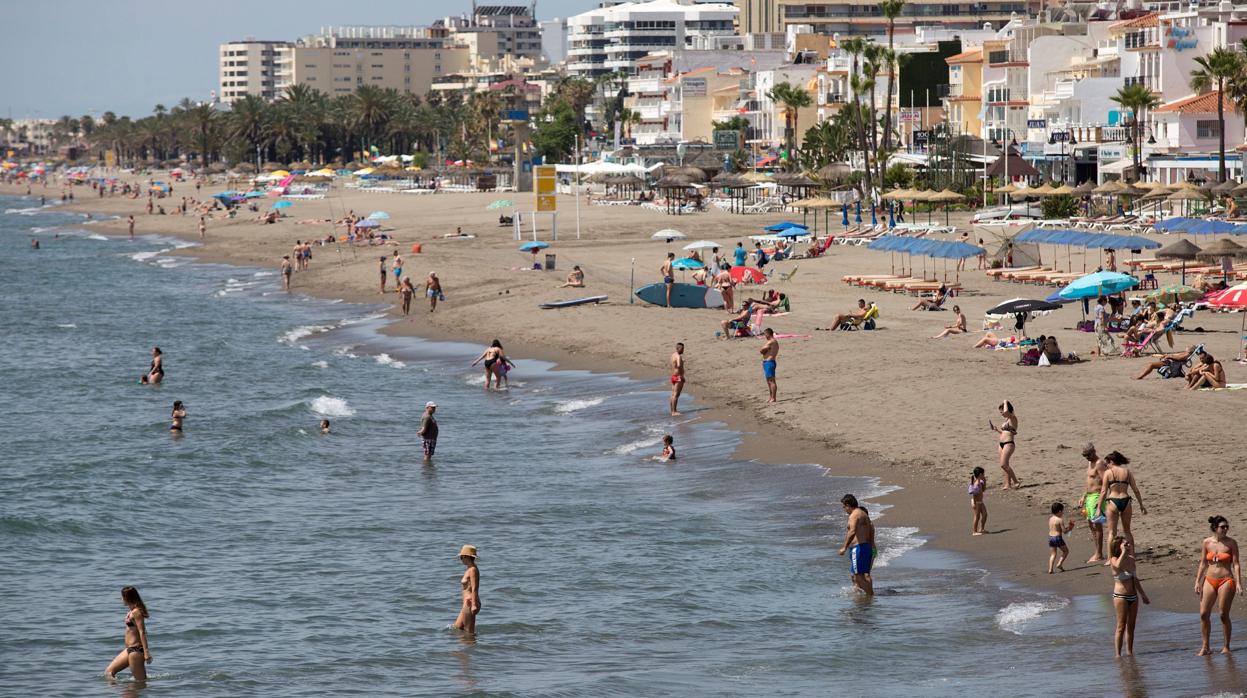 Centenares de bañistas, en la playa de La Carihuela de Torremolinos (Málaga)