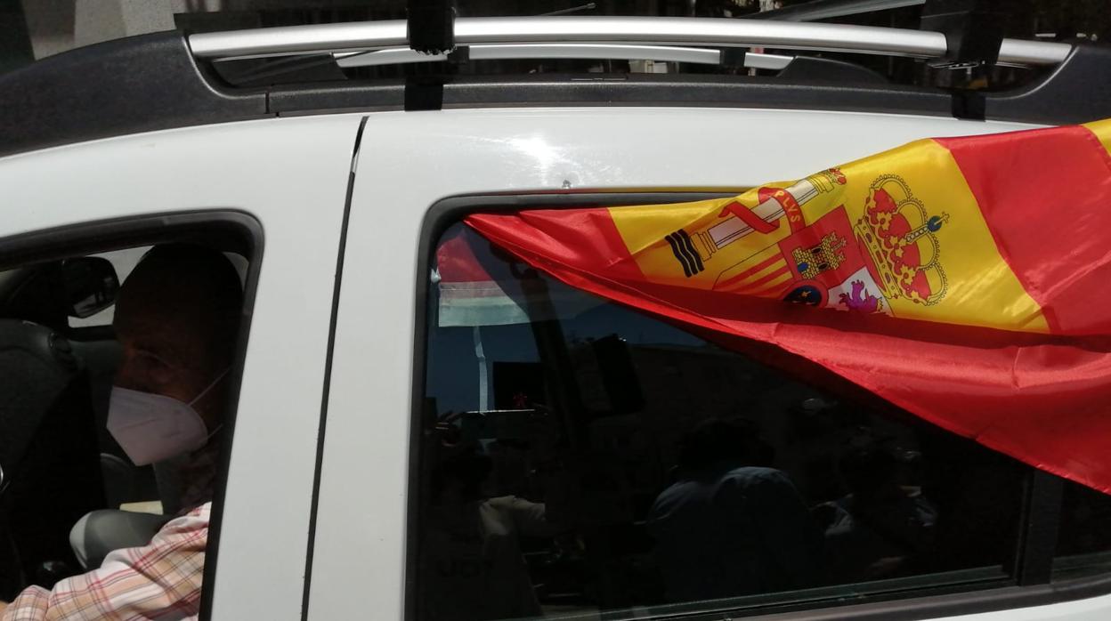 Coche tiroteado durante la manifestación de Jaén. El impacto hundió parte de la carrocería