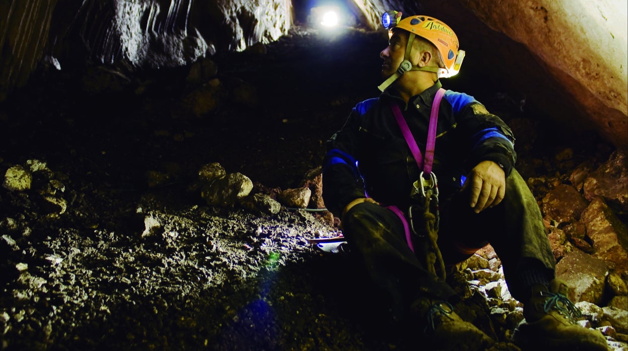 Un investigador en la Cueva del Ángel de Lucena