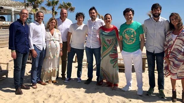 Polémico posado de autoridades y figuras de MasterChef Celebrity en Tarifa