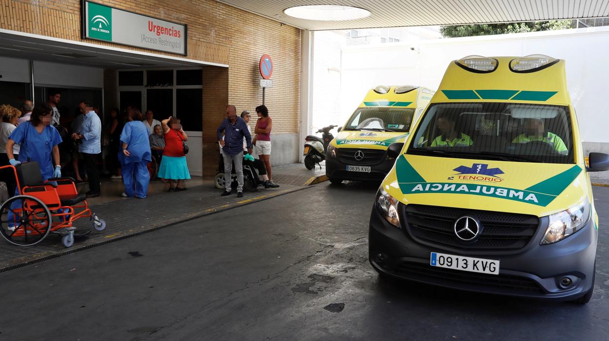 Dos ambulancias llegando a las urgencias de un hospital