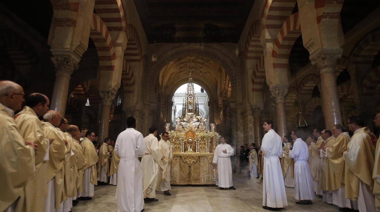 Procesión del Corpus Christi en el interio de la Catedral de Córdoba