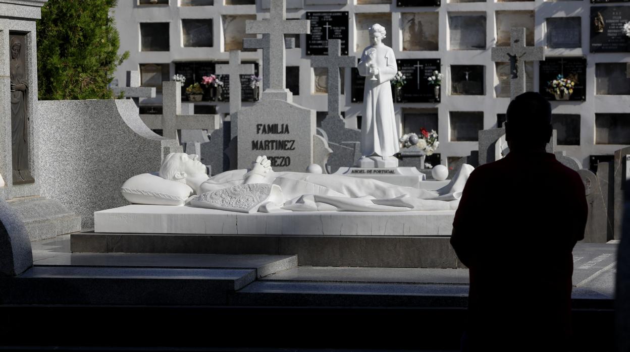 Una persona en el cementerio de San Rafael