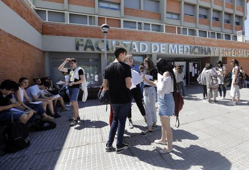 Alumnos en la puerta de la Facultad de Medicina