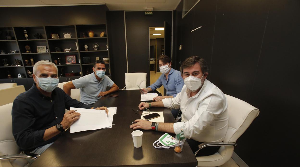 González Calvo, Miguel Valenzuela, Juanito y Adrián Fernández, en una reunión en el estadio