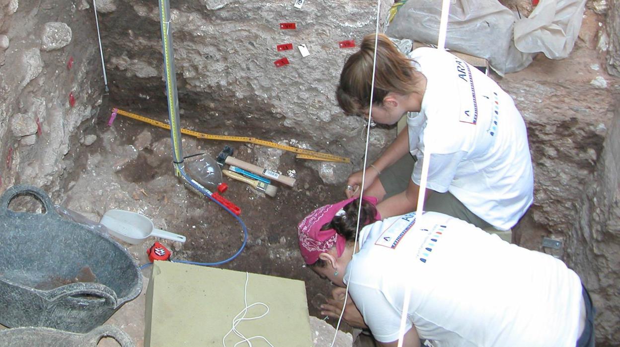 Trabajos de investigación en la Cueva del Ángel de Lucena