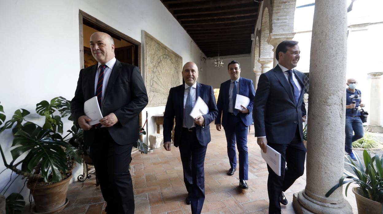 Joseba Barrena junto al alcalde de Córdoba, el presidente de la Diputación de Córdoba y el delegado del Gobierno andaluz en el Palacio de Viana este martes