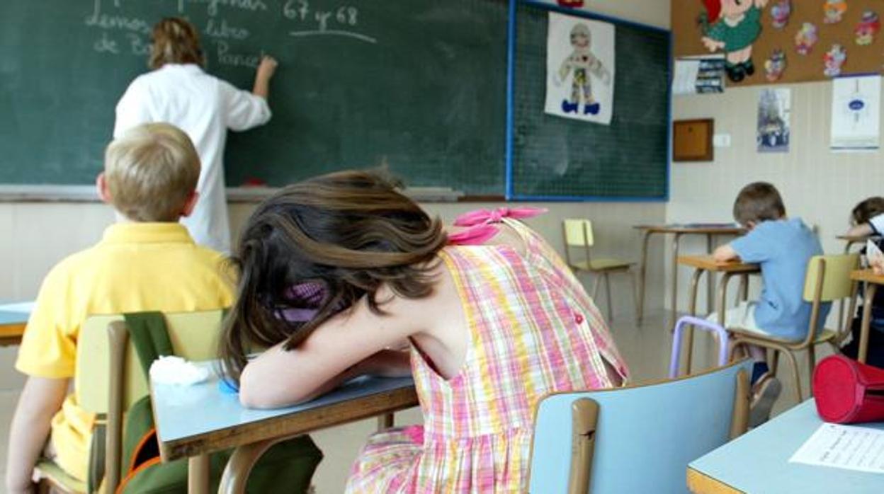 Una maestra durante una clase en una imagen de archivo