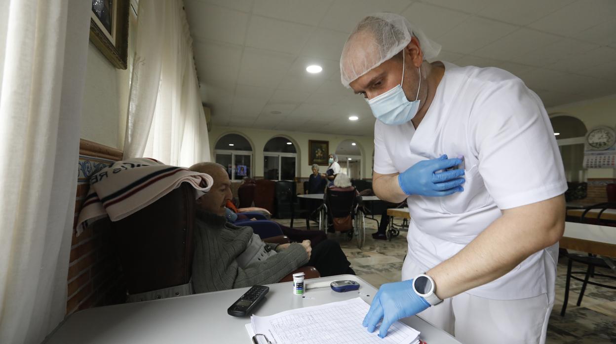 Un profesional sanitario trabaja en una residencia de ancianos de Córdoba