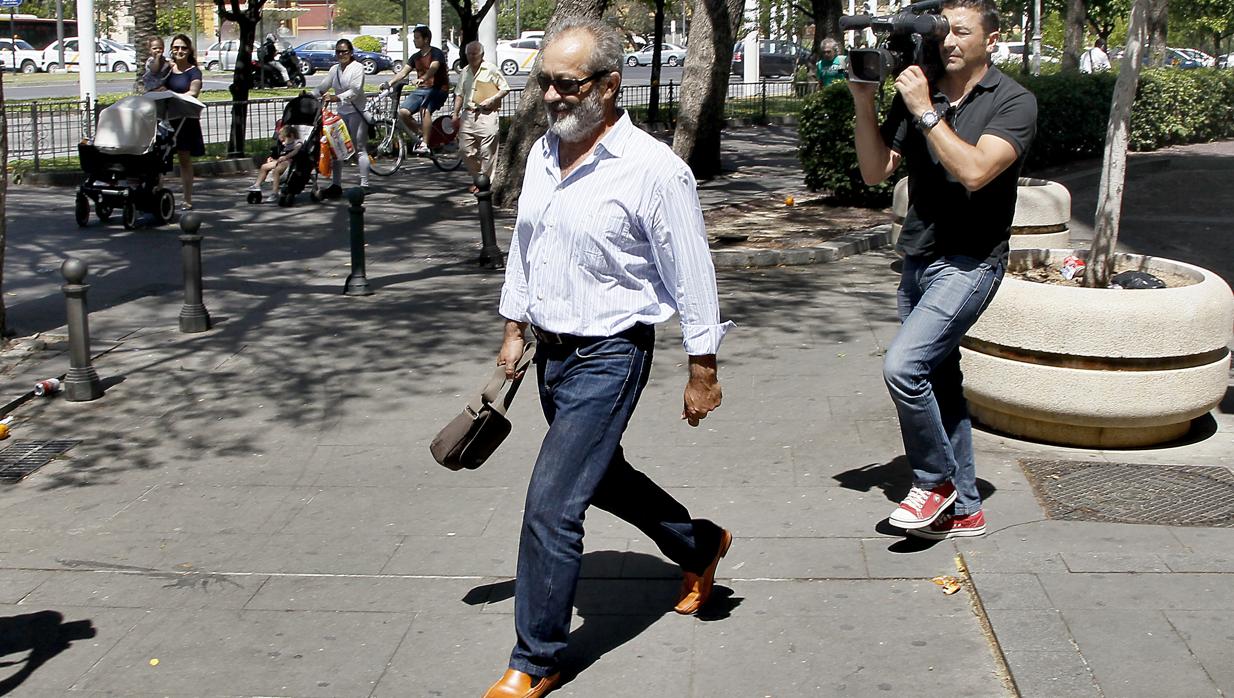 Juan Lanzas, el conseguidor de los ERE, saliendo de los juzgados de Sevilla tras declarar en junio de 2015