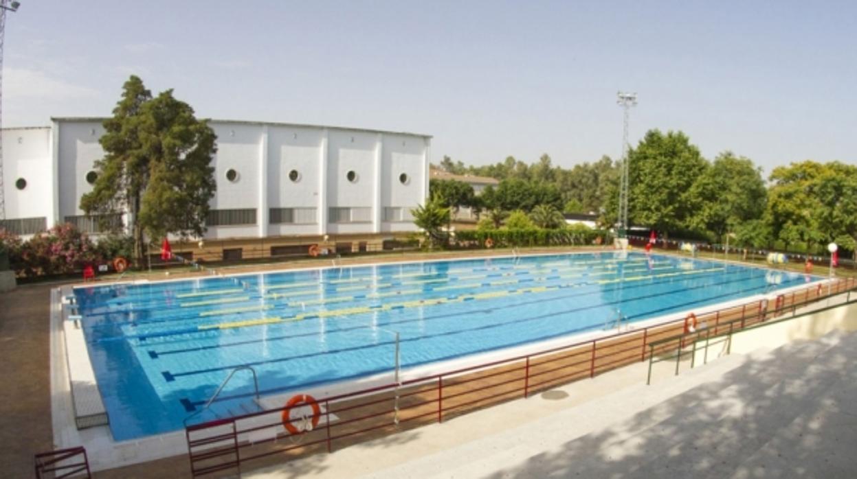 Piscina exterior del campus de Rabanales