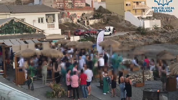 «Se nos ha ido de las manos»: la Policía desaloja una fiesta en un chiringuito de Málaga con 300 personas