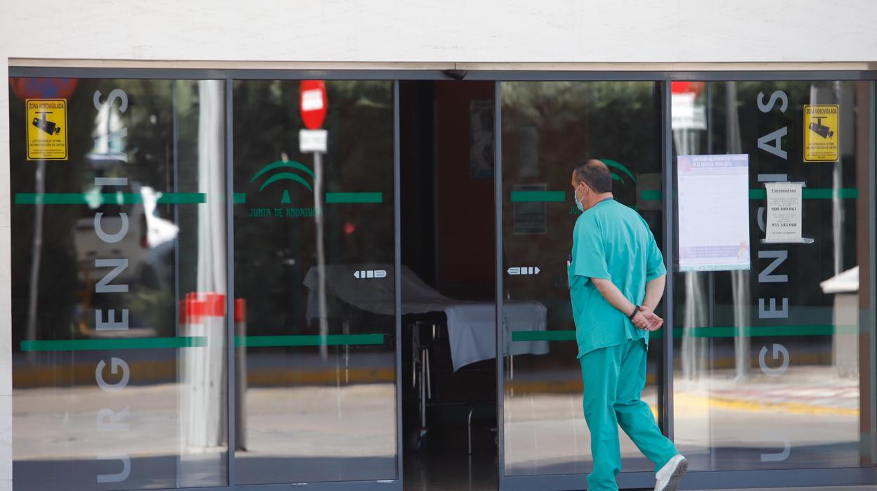 Un sanitario accede a la puerta de Urgencias del Hospital Reina Sofía de Córdoba