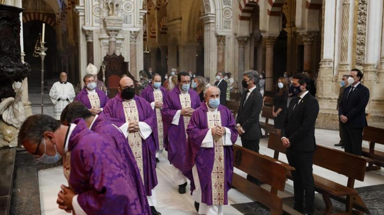 Varios sacerdotes preceden al obispo durante la misa por los fallecidos del coronavirus el 10 de junio