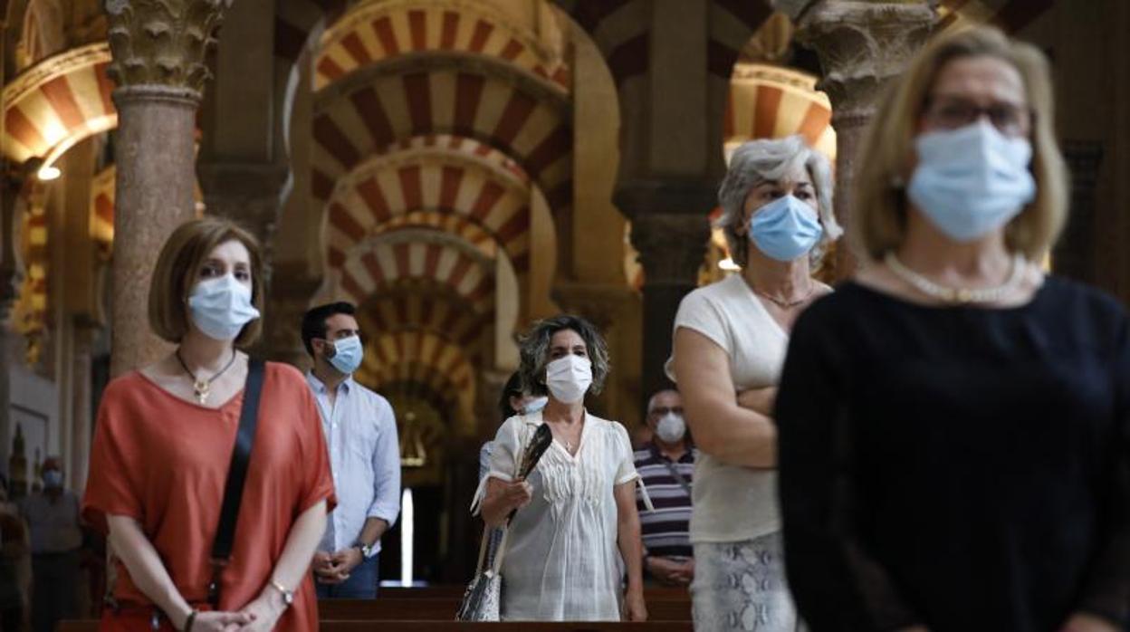 Asistentes a la misa por los fallecidos con Covid-19 en la Catedral, el pasado 10 de junio