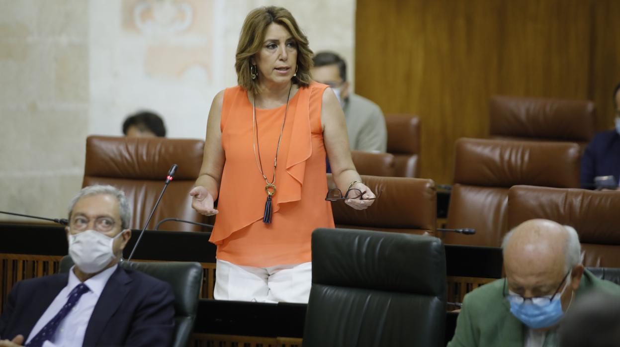 Susana Díaz, en su asiento en el Pleno del Parlamento