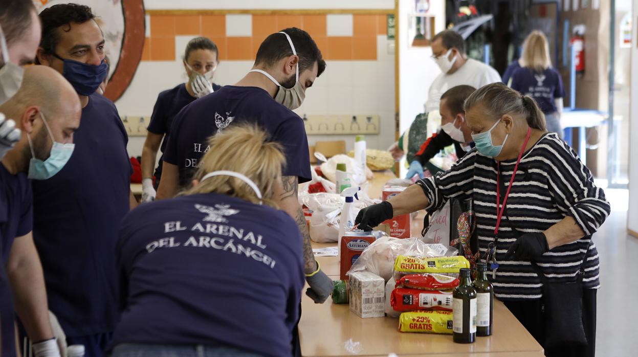 Imagen de un reparto de alimentos, organizado por el Ayuntamiento