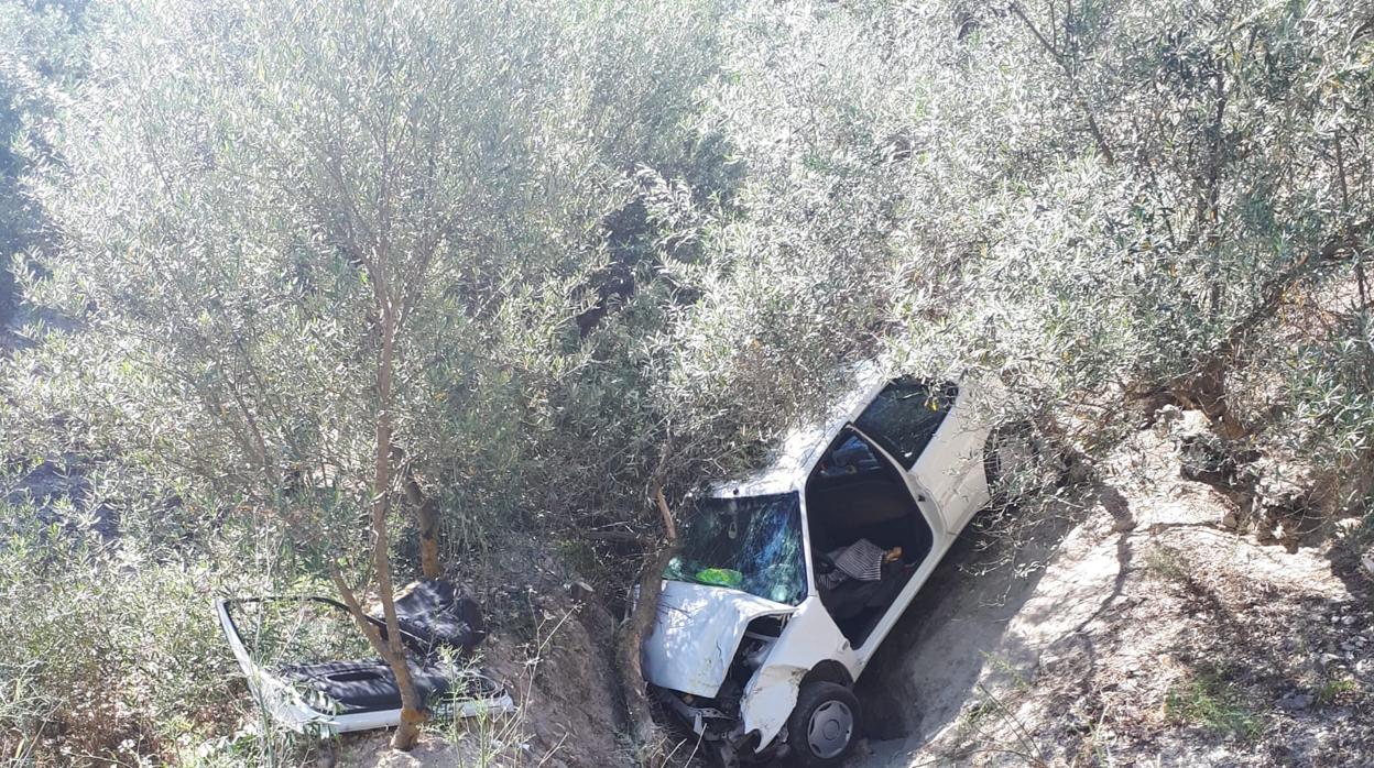 Estado en el que ha quedado el vehículo accidentado en Almedinilla este domingo