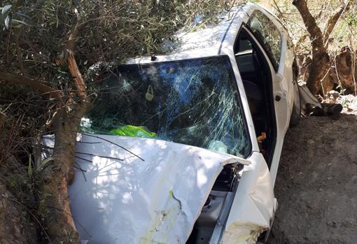 Un vehículo cae en Almedinilla por un barranco de 15 metros y sólo deja heridos a los dos ocupantes