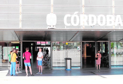 Viajeros, este domingo, en la estación de tren de Córdoba