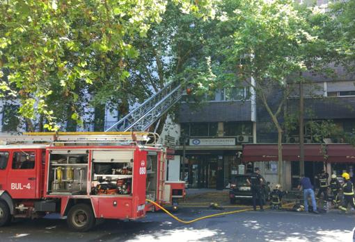 El camión de Bomberos frente al edificio de la avenida del Gran Capitán en Córdoba