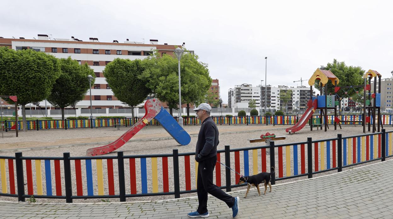 Parque infantil, con zona de juegos, en el barrio de Nuevo Poniente de Córdoba