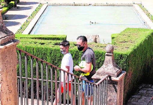 Turistas en el Alcázar de los Reyes Cristianos