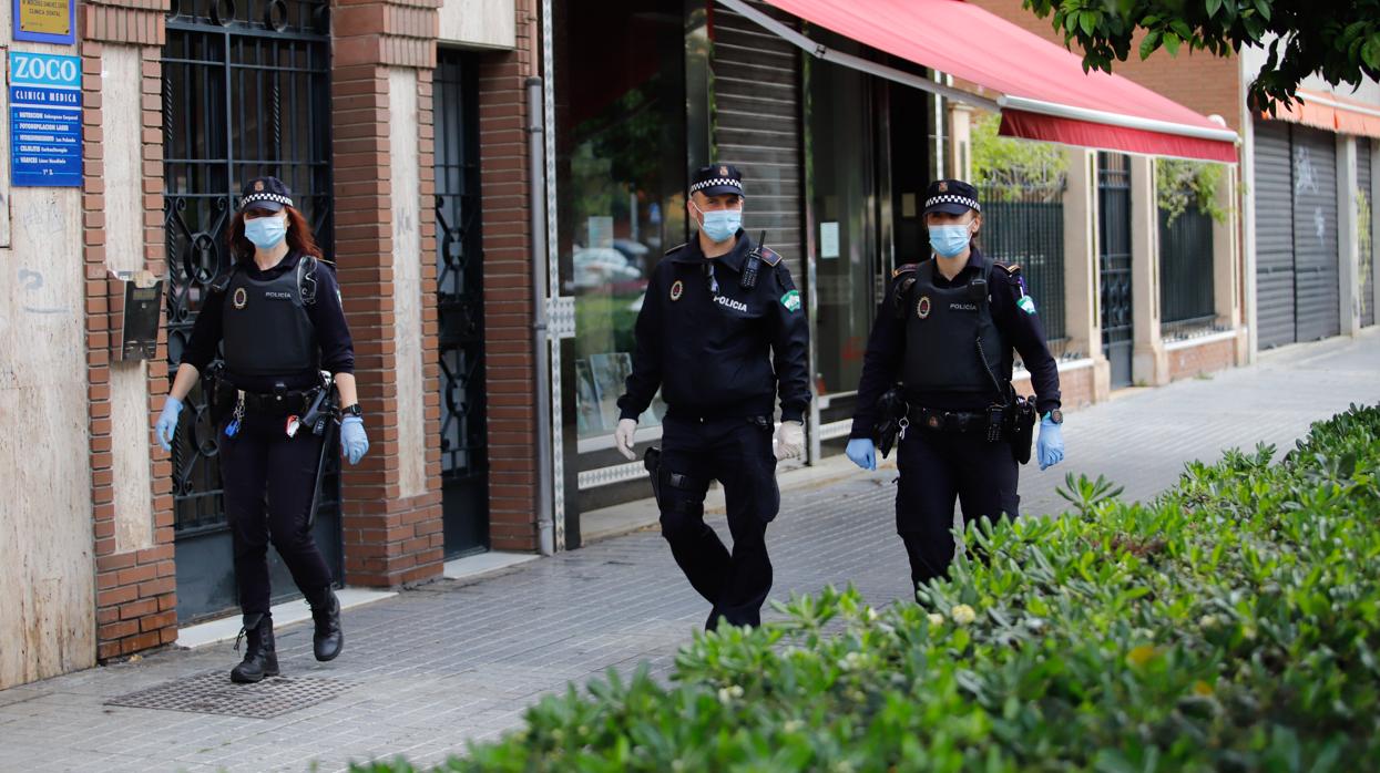 Agentes de la Policía Local de Córdoba patrullando durante el estado de alarma