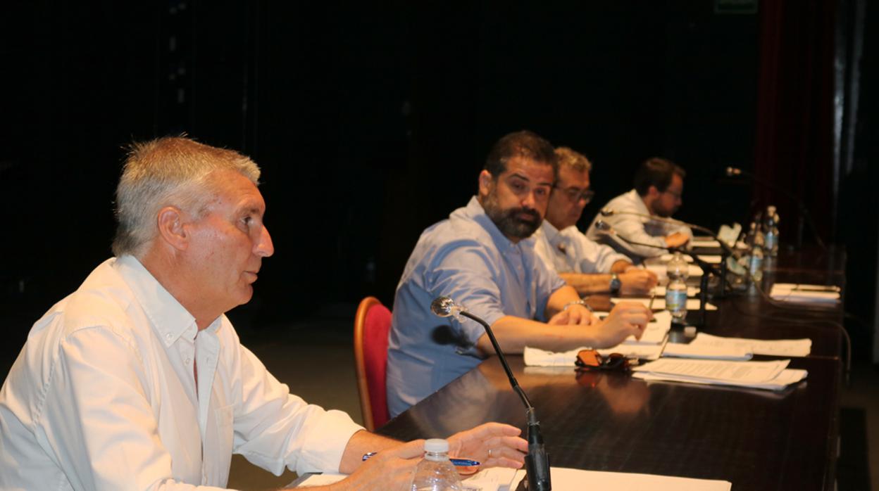 El alcalde de Cartaya, en el centro de la imagen, en una sesión plenaria