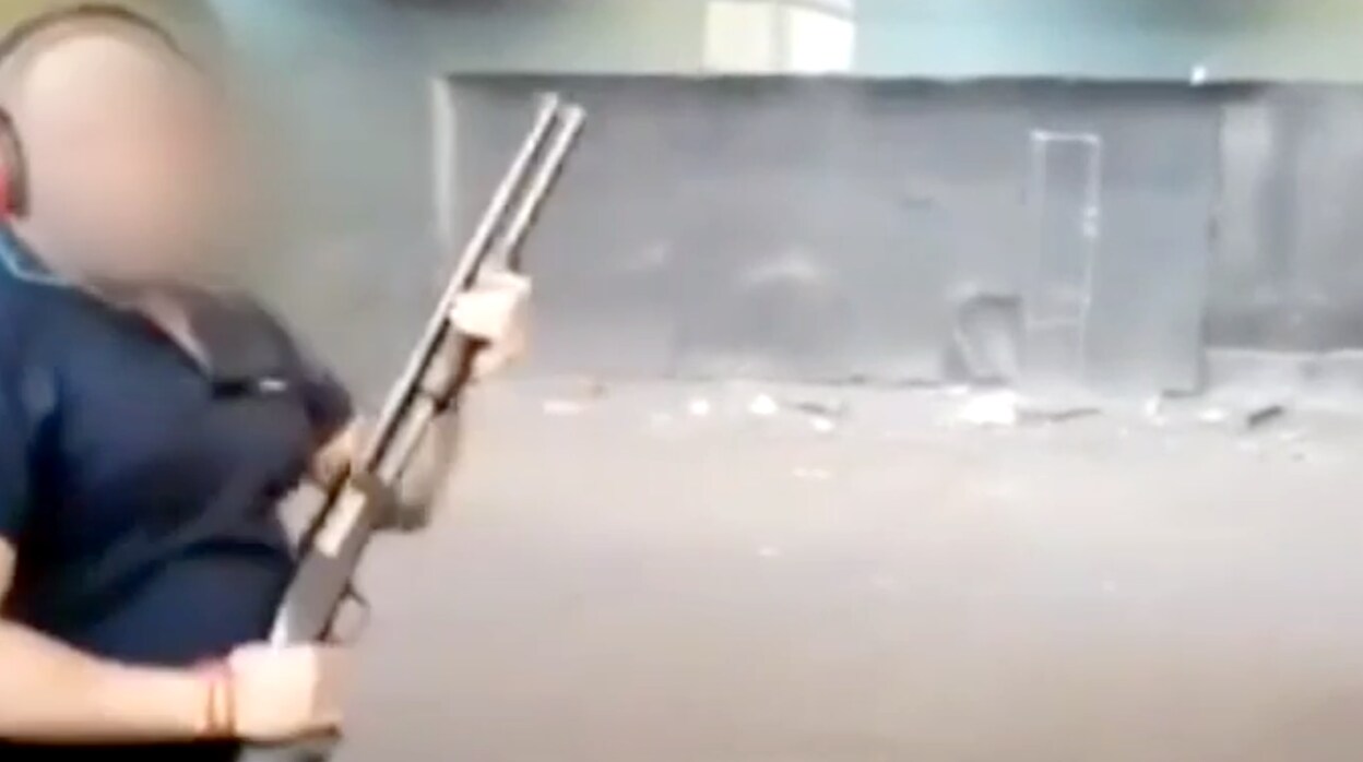 El tirador en la galería de Málaga después de disparar a las fotos de miembros del Gobierno
