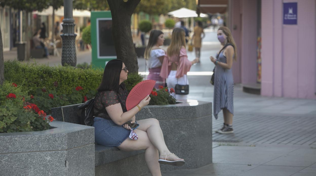 Una mujer se abanica en la plaza de Las Tendillas de Córdoba