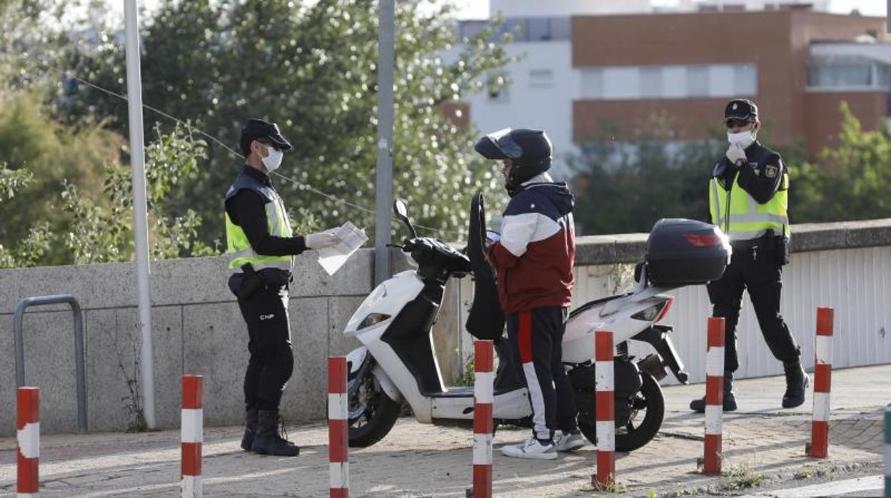 Un control de la Policía Local en el Puente del Arenal durante el confinamiento