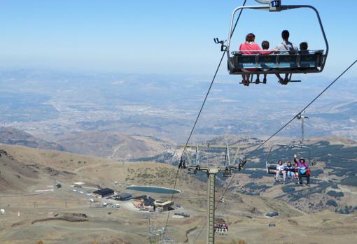 Sierra Nevada pondrá en marcha dos remontes que contarán con telecabina en la zona de Borreguiles y telesilla en la zona de Veleta para trasladar a los usuarios