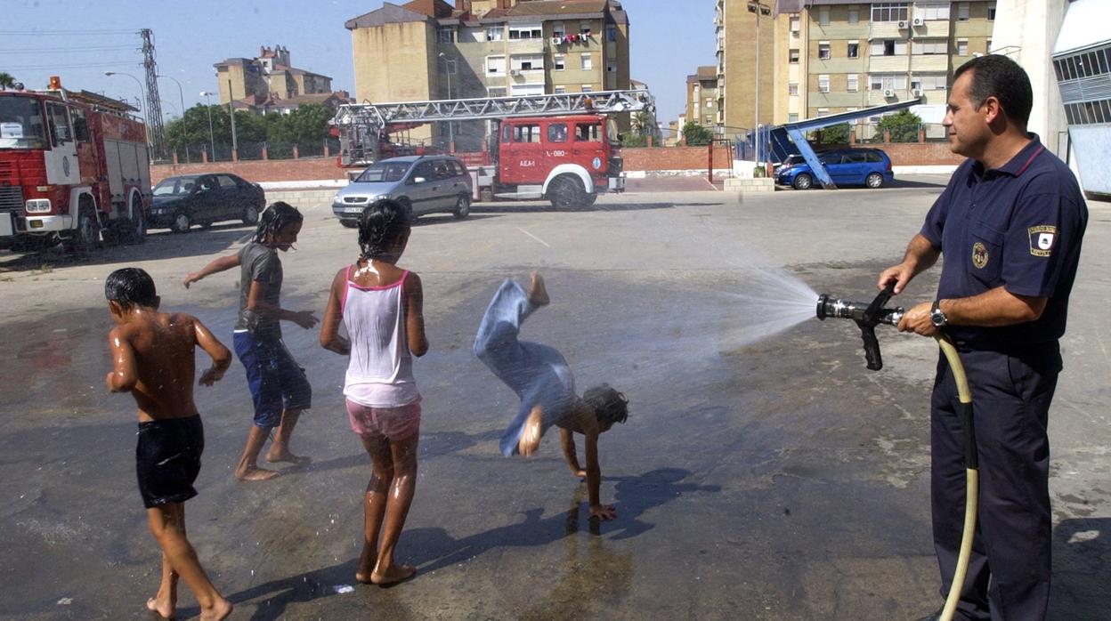 Niños del Vacie visitan un parque de bomberos de Sevilla