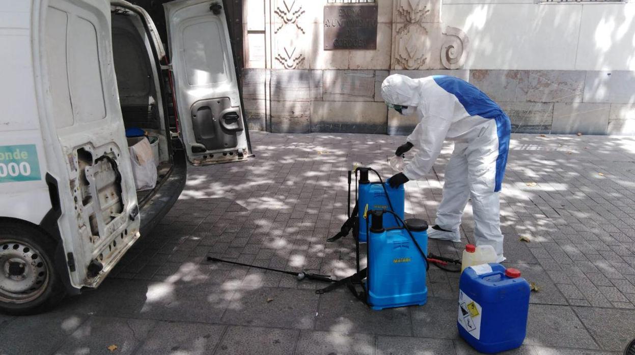 Un operario de Sadeco, frente a la sede del Ayuntamiento de Córdoba en Gran Capitán