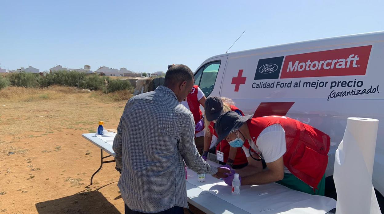 Sanitarios de Cruz Roja toman muestras en un poblado chabolista en Huelva