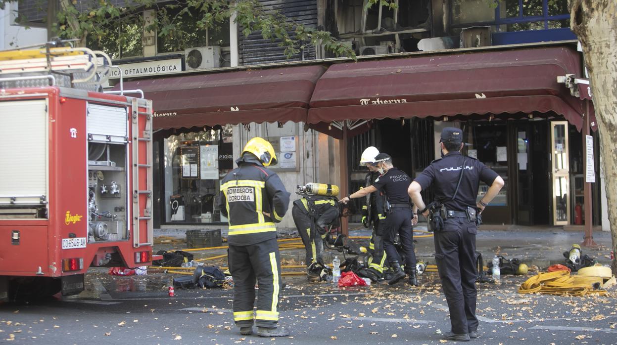 Bomberos y Policía Nacional durante la intervención el pasado lunes