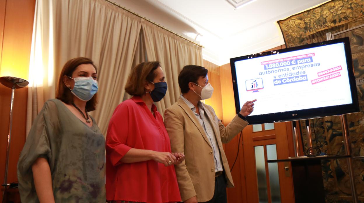 Autoridades en la rueda de prensa de presentación de las ayudas autónomos, empresas y entidades