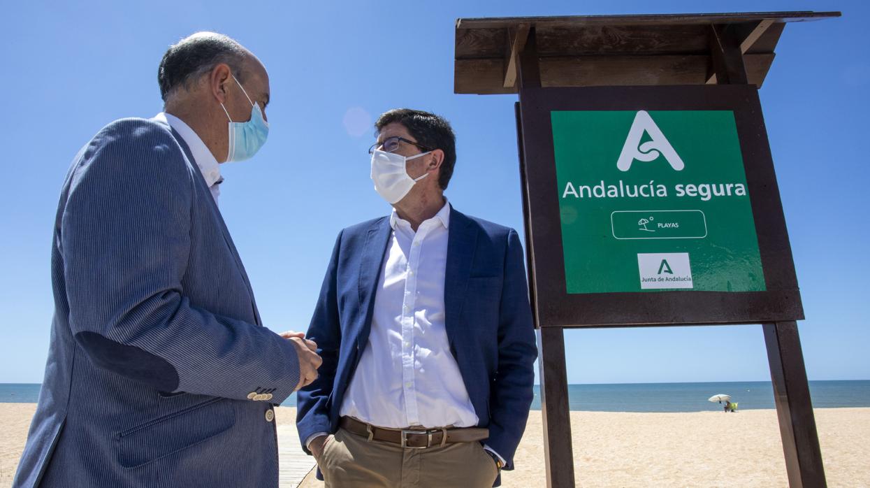 Juan Marín visitando la playa de La Antilla