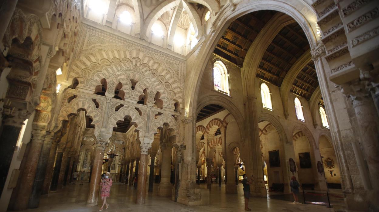 Tres personas dentro del templo diocesano, esta semana