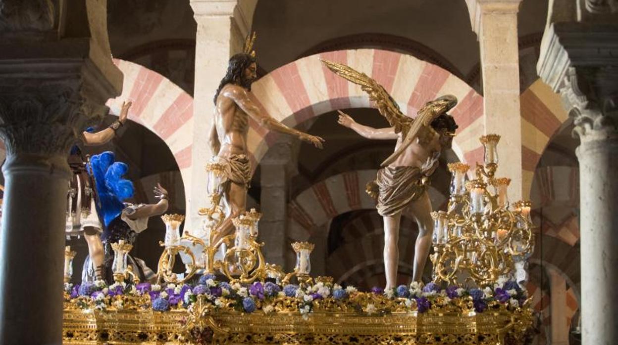 El Resucitado de Córdoba haciendo su entrada en la Mezquita-Catedral