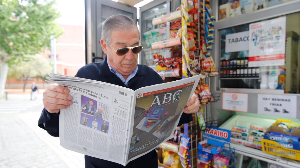 Un hombre lee un ejemplar de ABC Córdoba