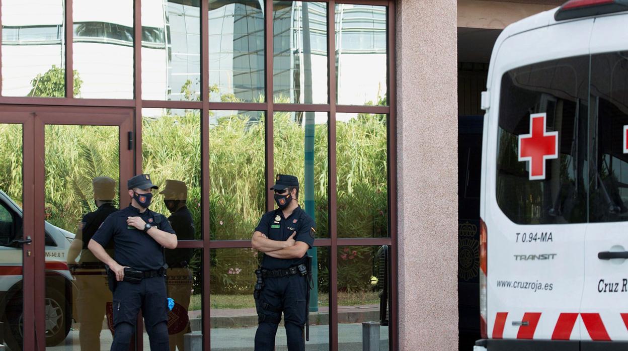 Policías custodian la entrada de la residencia de la Cruz Roja de Málaga donde se ha detectado un brote