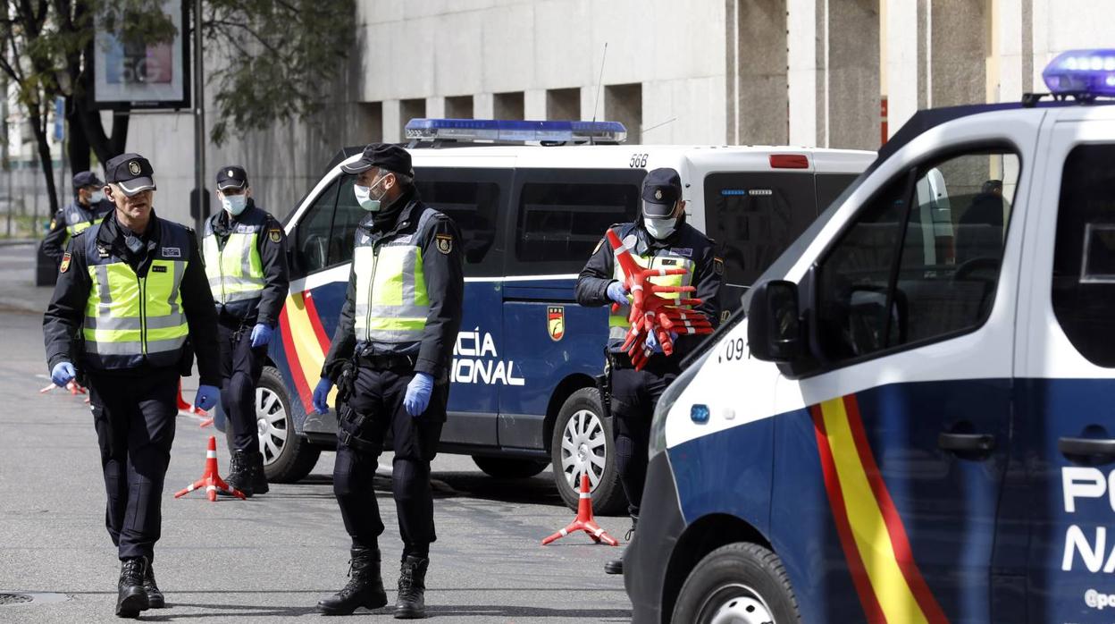 Agentes de la Policía Nacional velando por el cumplimiento del estado de alarma en Córdoba