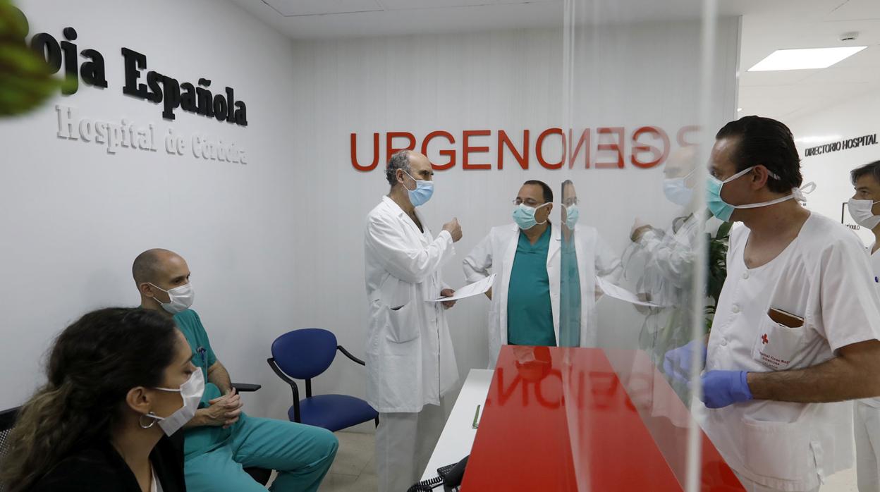 Sanitarios en el hospital de Cruz Roja de Córdoba