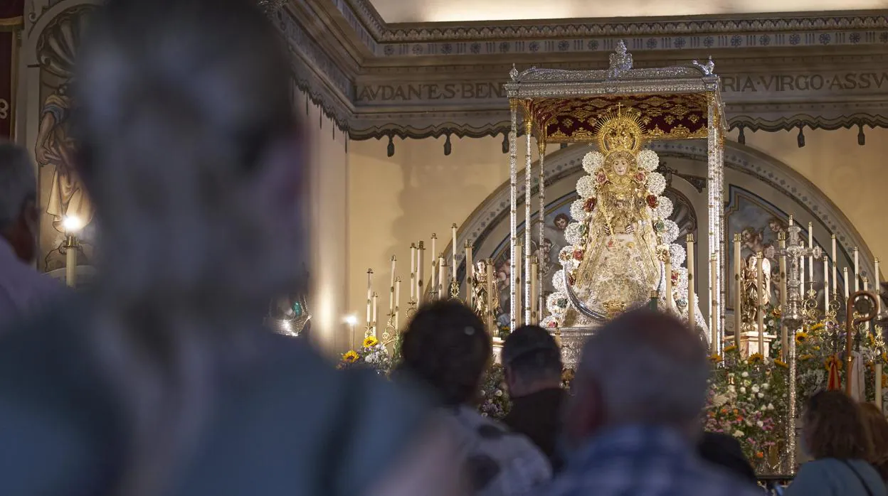 La Virgen del Rocío luce ya en sus andas en el altar de la Parroquia de la Asunción de Almonte